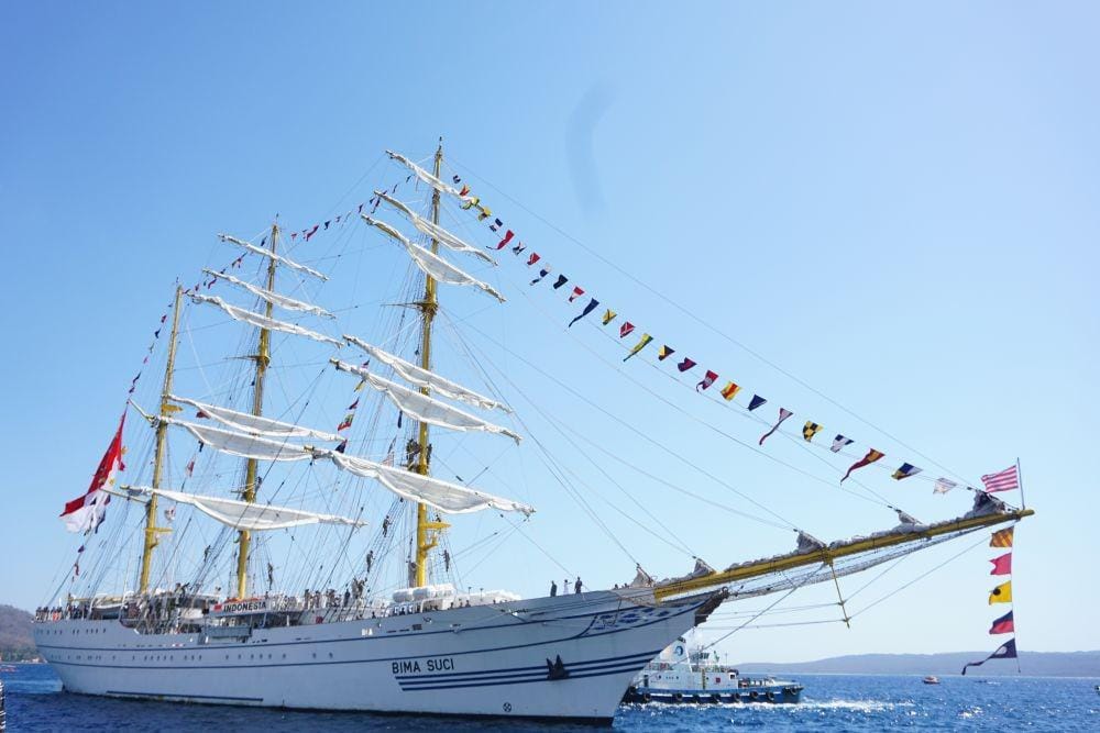 KRI Bima Suci tampak dari Pelabuhan Tanjung Wangi, Banyuwangi. KRI Buma Suci telah melakukan perjalanan keliling ke 9 negara sejak 5 Agustus 2019 . IDN Times/Mohamad Ulil Albab