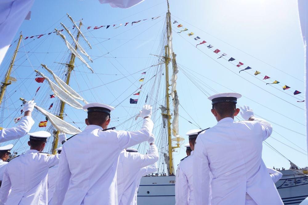 Para Siswa SMK Pelayaran Banyuwangi tampak menyambut kedatangan KRI Bima Suci dengan melambaikan tangan. IDN Times/Mohamad Ulil Albab