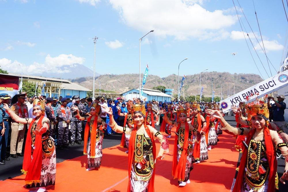 Kedatangan KRI Bima Suci disambut dengan tarian tradisional Gandrung Banyuwangi. IDN Times/Mohamad Ulil Albab