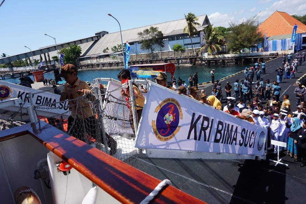 Para siswa diperbolehkan naik untuk keliling melihat KRI Bima Suci dari dekat di Pelabuhan Tanjungwangi, Banyuwangi. IDN Times/Mohamad Ulil Albab