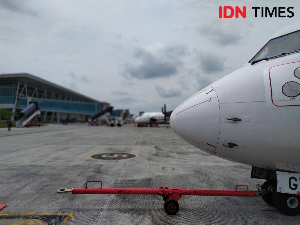 Pesawat yang hendak mendarat di APT Pranoto harus berputar lebih dulu hingga jarak pandang normal (IDN Times/Yuda Almerio)