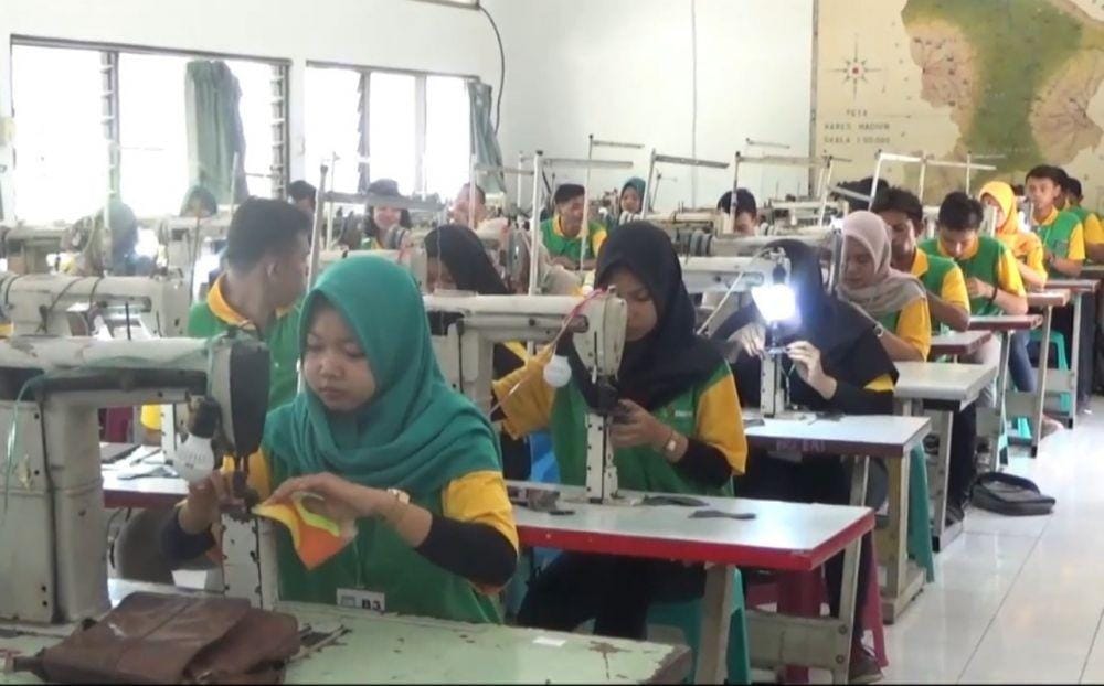 Para pekerja sedang menjalankan aktivitasnya di perusahaan konveksi. Dok.IDN Times/Istimewa