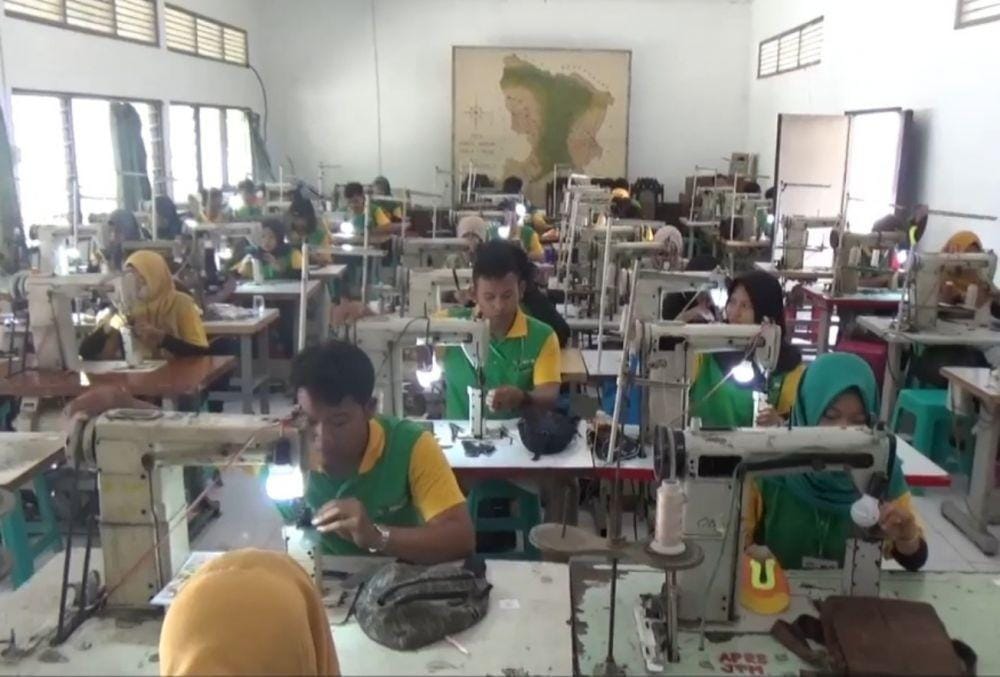 Sejumlah pekerja sedang menjalankan aktivitasnya di perusahaan konveksi. Dok.IDN Times/Istimewa