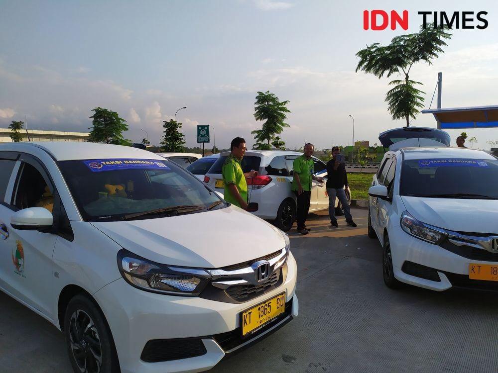 Pangkalan taksi Bandara APT Pranoto Samarinda (IDN Times/Yuda Almerio)