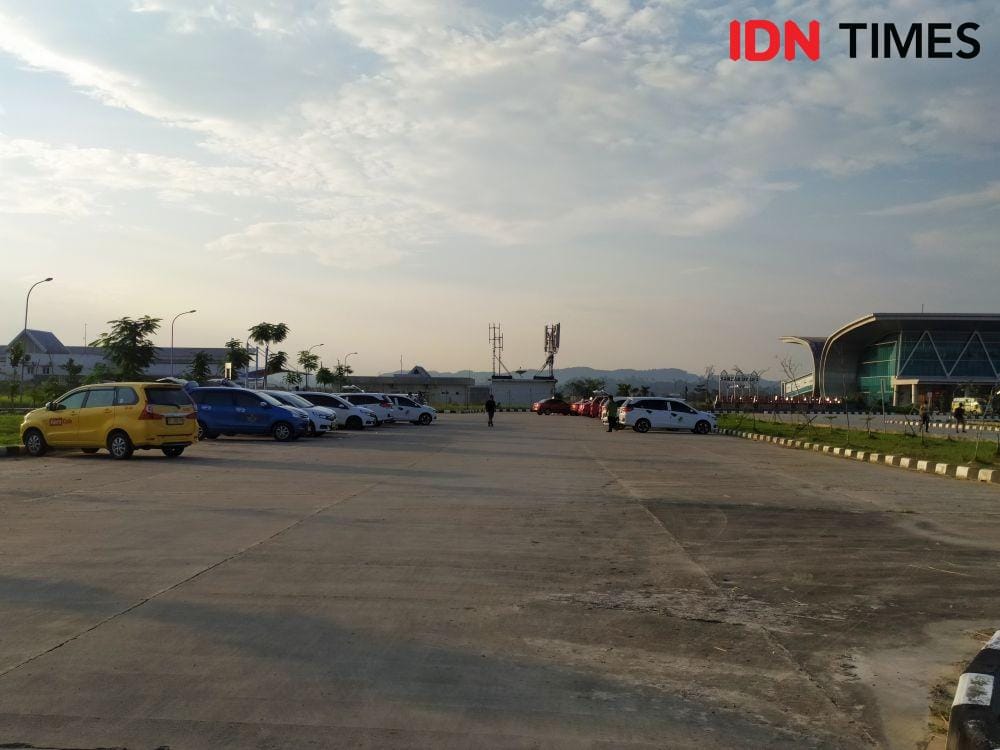 Pangkalan taksi Bandara APT Pranoto Samarinda (IDN Times/Yuda Almerio)