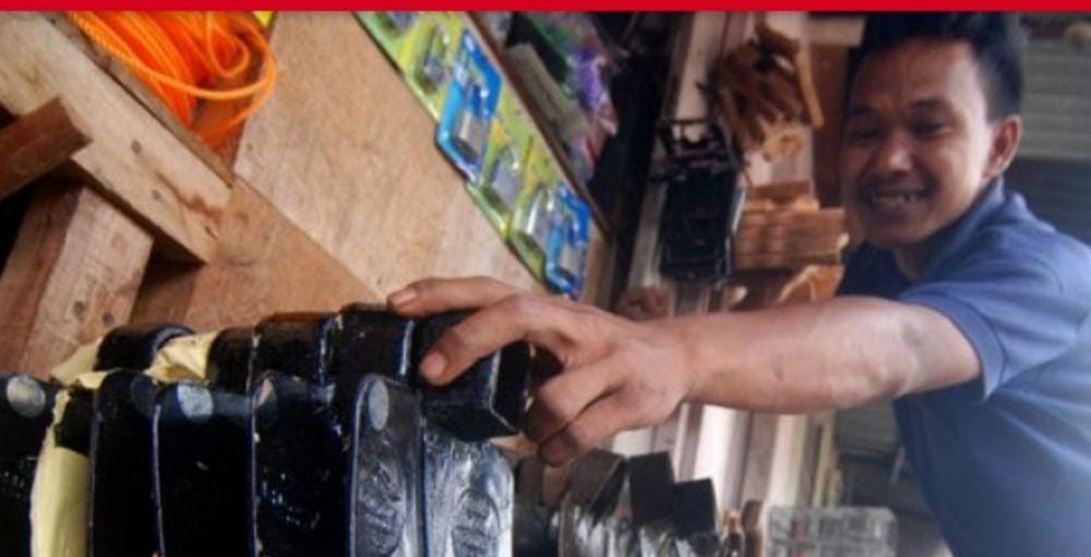 Ilustrasi cangkul produksi perajin pandai besi di Gunungkidul. Antara