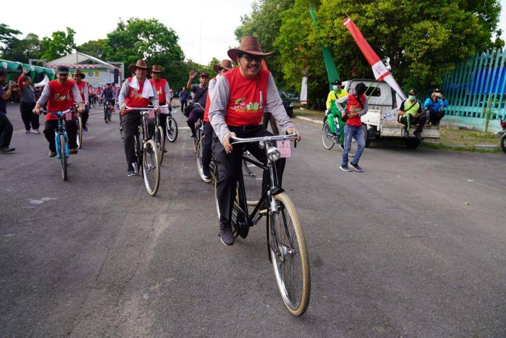Hari guru Wamenag Zainut Tauhid gowes kililing Jogja dengan guru madrasah di Yogyakarta, Sabtu (9/11). IDN Times/Istimewa