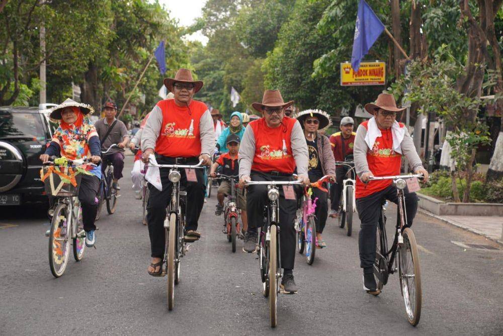 Wamenag Zainut Tauhid gowes keliling Jogja bersama guru madrasah, Sabtu (9/11). IDN Times/Istimewa