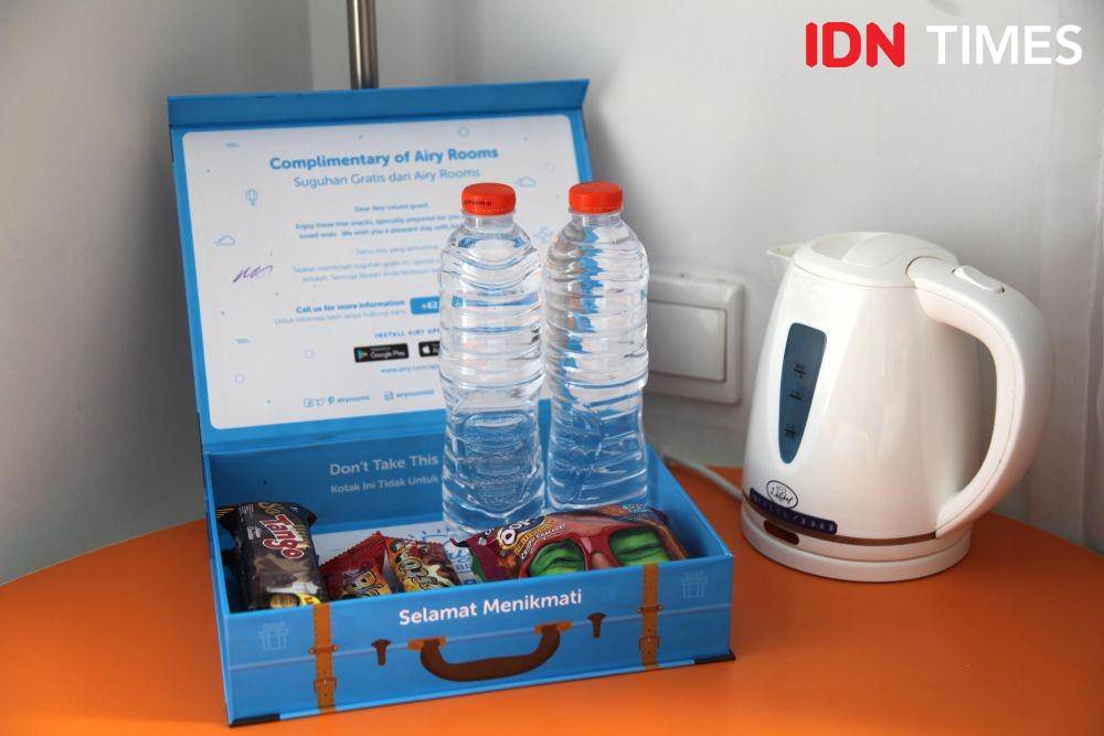 Tersedia pula snack bar dan pemanas air di sudut kamar. IDN Times/Izza Namira