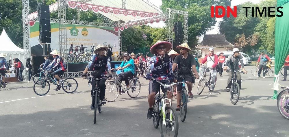 Guru madrasah di DIY gowes bersama Wamenag Zainut Tauhid, Sabtu (9/11). IDN Times/Daruwaskita