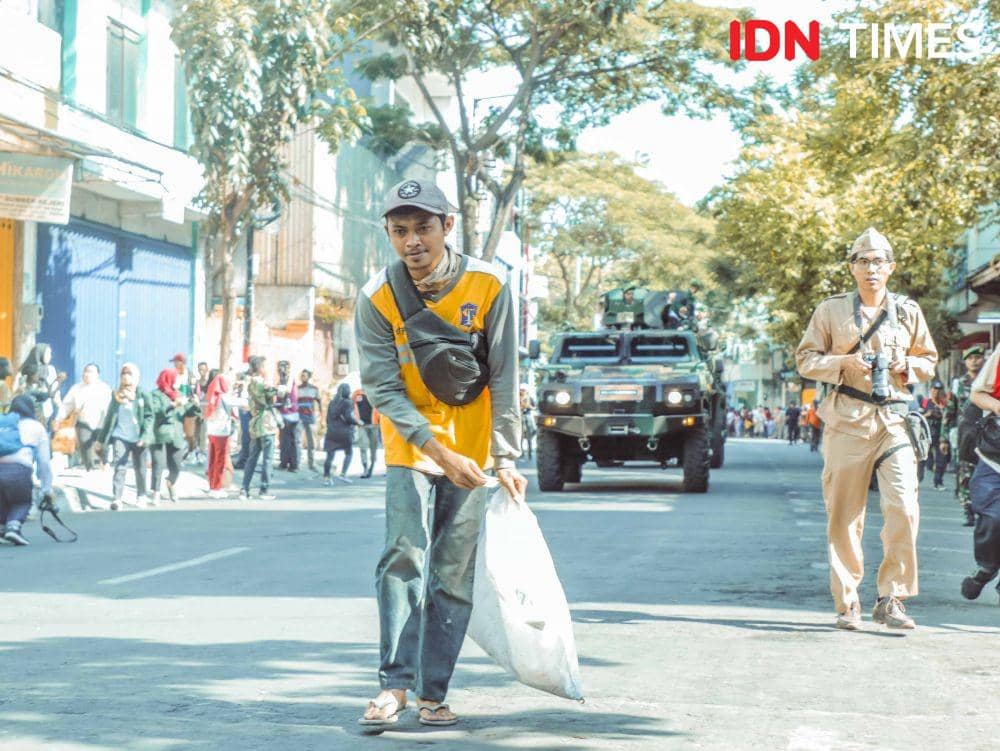 Tampak petugas DKRTH dalam menjaga kebersihan selama acara Parade Surabaya Juang 2019 (9 November 2019). IDN Times/Reza Iqbal