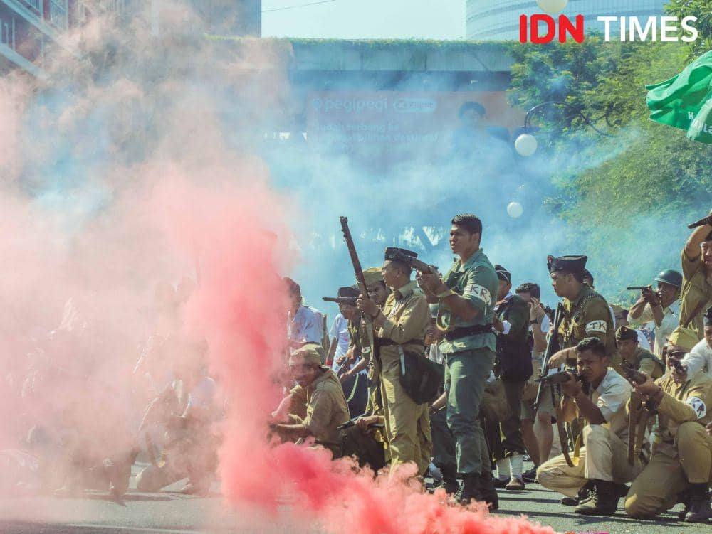 Suasana atraksi teatrikal perang 10 November dalam memeriahkan acara Parade Surabaya Juang 2019 (9 November 2019). IDN Times/Reza Iqbal