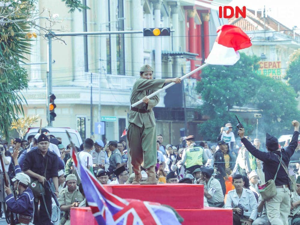 Olivia Zalianty Meraimakan atraksi teatrikal perang 10 November Surabaya dalam acara Parade Surabaya Juang 2019 (9 November 2019). IDN Times/Indra Zakaria
