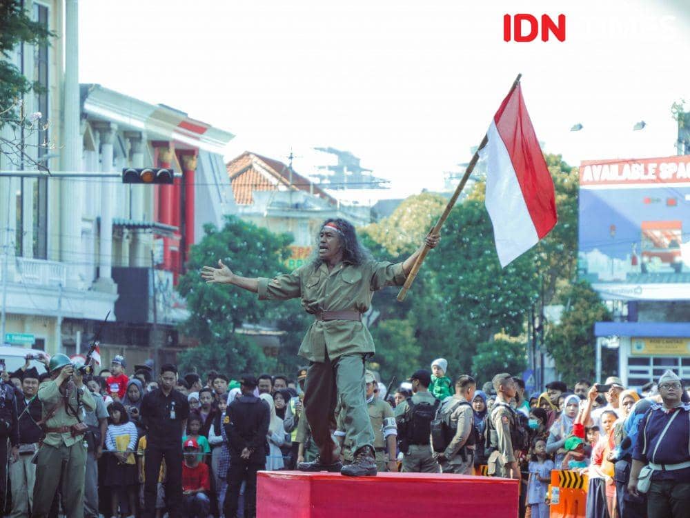 Olivia Zalianty Meraimakan atraksi teatrikal perang 10 November Surabaya dalam acara Parade Surabaya Juang 2019 (9 November 2019). IDN Times/Indra Zakaria
