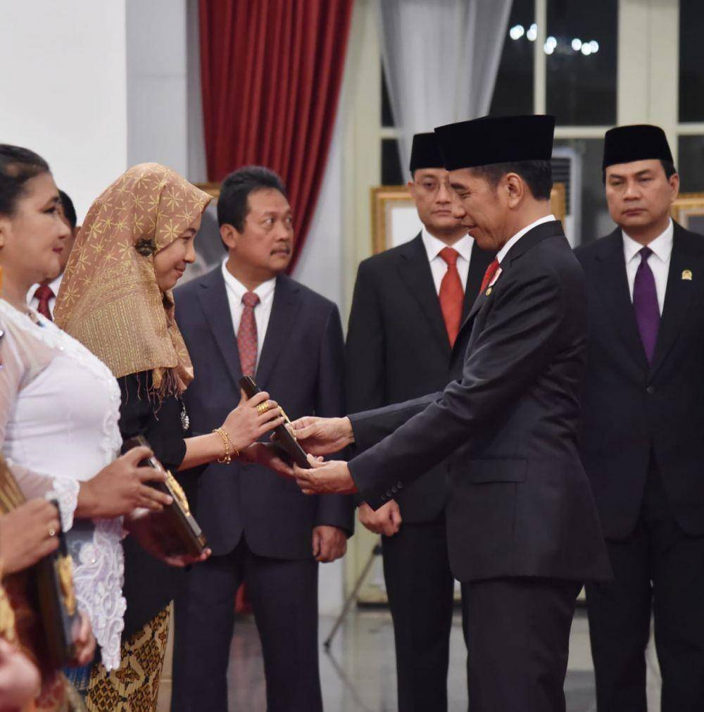 Presiden Joko Widodo (kanan) memberikan gelar pahlawan nasional kepada perwakilan keluarga KH Masjkur di Istana Negara, Jumat (8/11). IDN Times/Dok. Humas Pemprov Jatim
