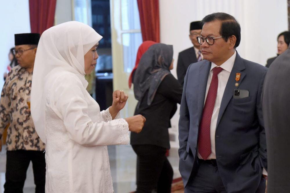 Gubernur Jatim Khofifah Indar Parawansa (kiri) berbincang dengan Sekretaris Kabinet Pramono Anung saat penganugerahan pahlawan nasional di Istana Merdeka, Jumat (8/11). IDN Times/Dok.Humas Pemprov Jatim