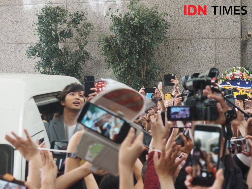 Kedatangan mereka disambut histeris para fans Arashi di Indonesia | IDN Times/Triadanti