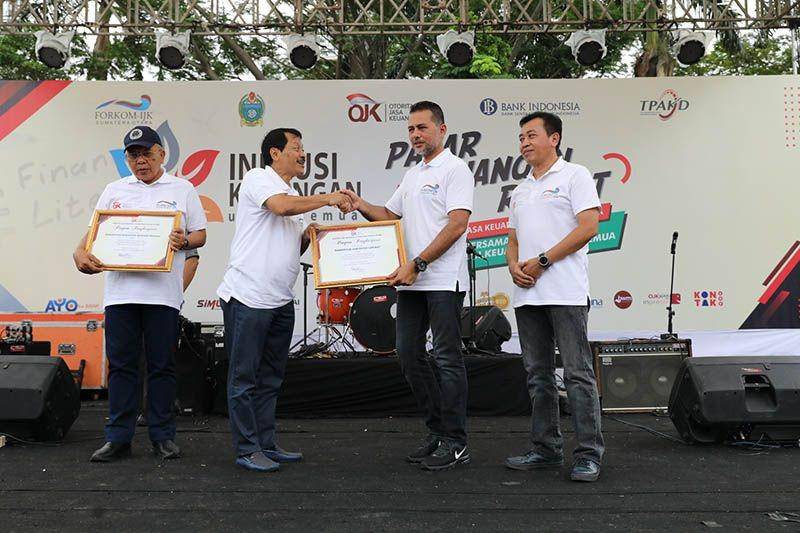 Wakil Gubernur Sumut Musa Rajeckshah memberikan apresiasi pelopor TPAKD pada Pemkab Langkat dan Serdangbedagai (Dokumentasi/Humas Pemprov Sumut)