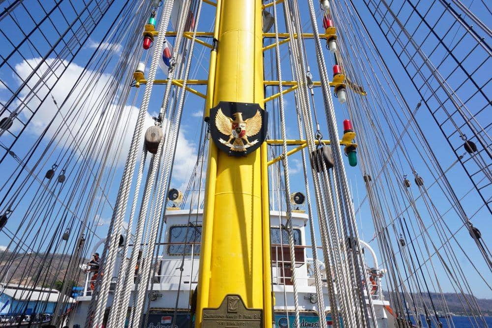 Lambang Garuda Pancasila di tiang KRI Bima Suci. IDN Times/Mohamad Ulil Albab