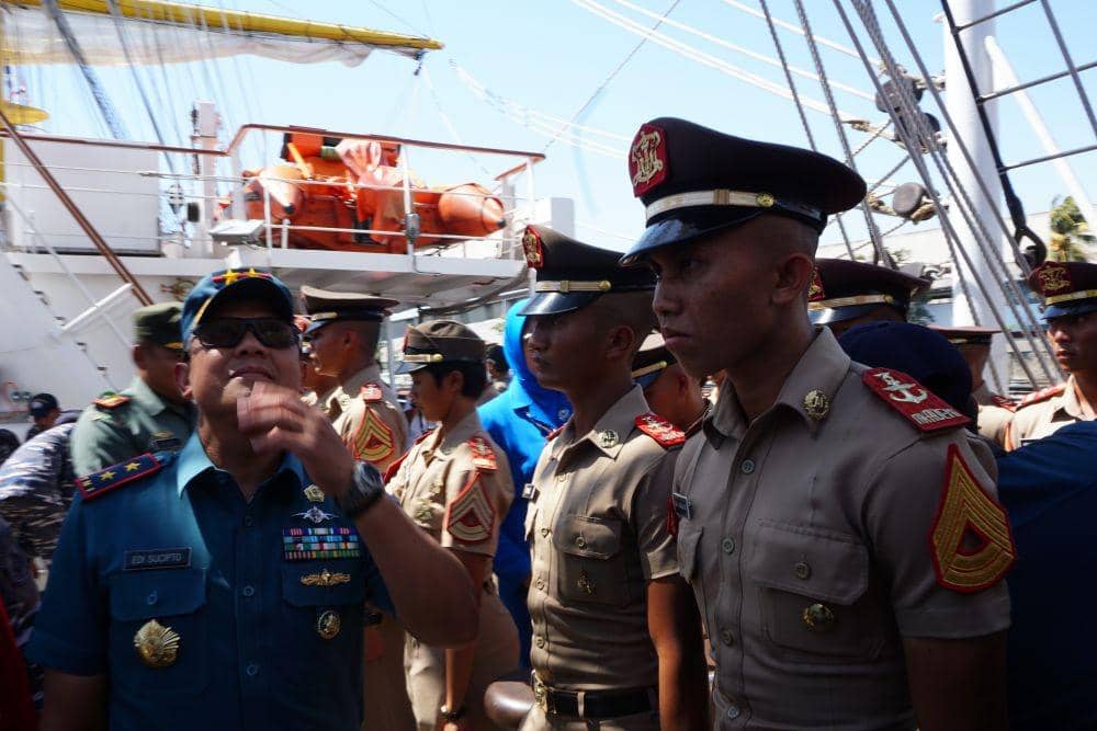 Para Taruna Akademi Angkatan Laut (seragam cokelat) di atas KRI Bima Suci. IDN Times/Mohamad Ulil Albab