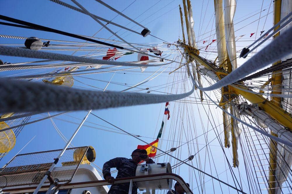 KRI Bima Suci memiliki tinggi 51.87 meter dipenuhi dengan tali untuk membentangkan layar kapal. IDN Times/Mohamad Ulil Albab