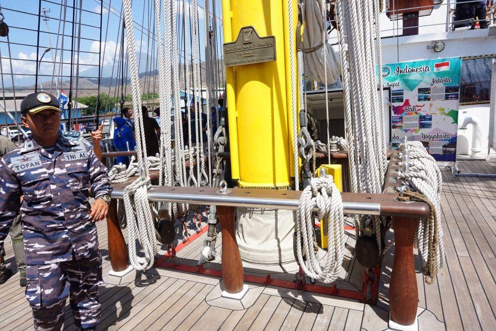 KRI BIma Suci dipenuhi dengan tali untuk membentangkan layar. IDN Times/Mohamad Ulil Albab