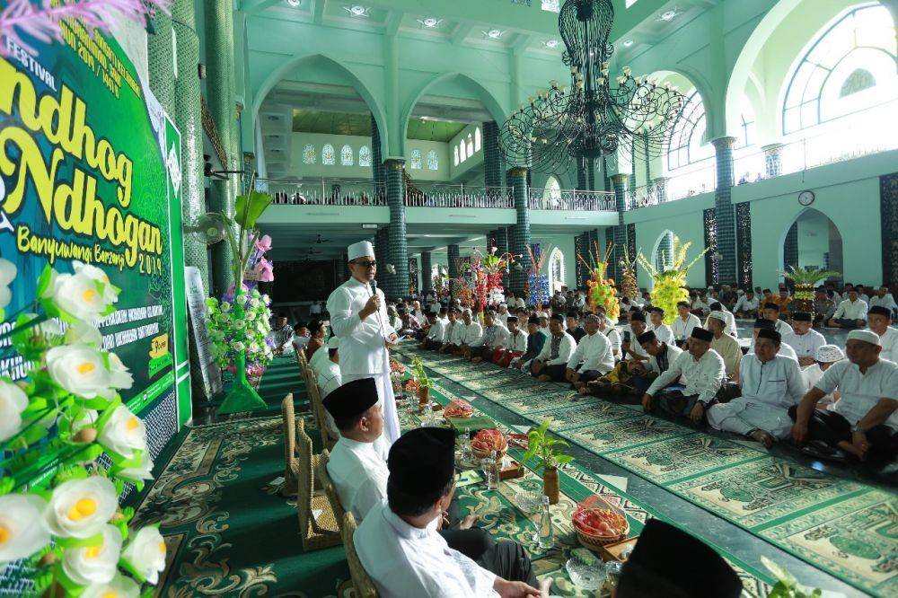 Bupati Banyuwangi Abdullah Azwar Anas (berdiri) saat menghadiri tradisi Ndog-ndoghan di Masjid Baiturrahman Banyuwangi. IDN Times/Istimewa