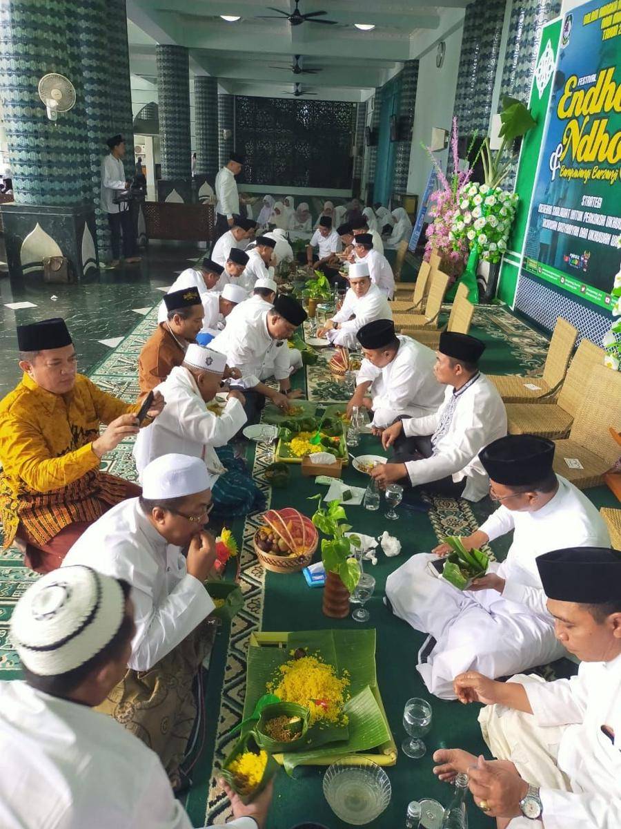 Warga makan bersama saat memperingati Maulid Nabi Muhammad SAW. IDN Times/Istimewa