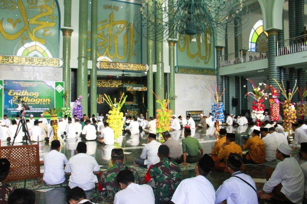 Telur yang dihias dan ditancapkan ke batang pohon pisang di tata di antara warga. IDN Times/Istimewa