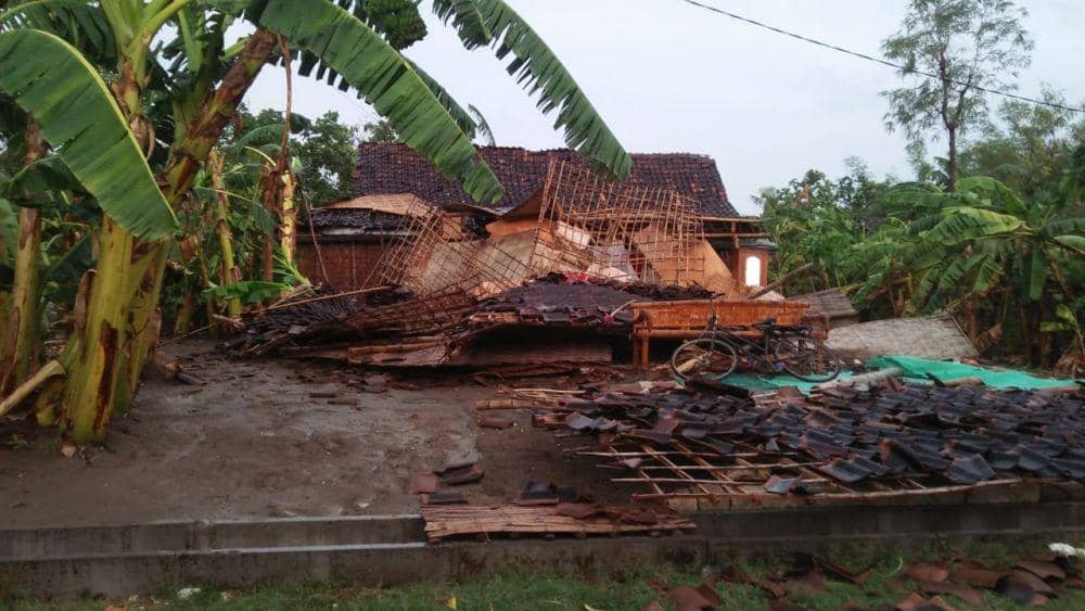 Salah satu rumah warga Bojonegoro ambruk akibat diterjang angin kencang. IDN Times/Dok. BPBD Bojonegoro