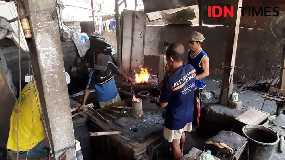 Perajin pandai besi di Gunungkidul sedang memproduksi alat pertanian. IDN Times/Daruwaskita