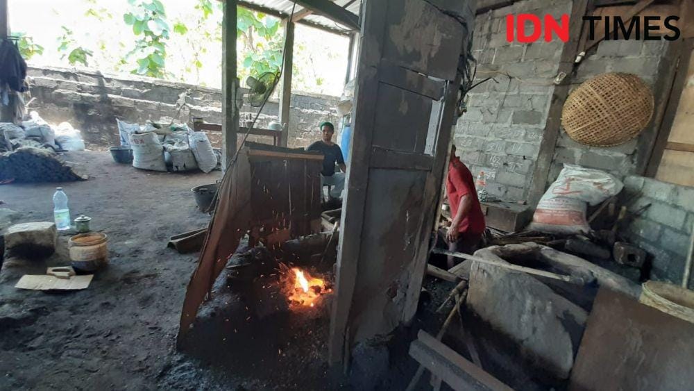 Perajin pandai besi di Gunungkidul. IDN Times/Daruwaskita