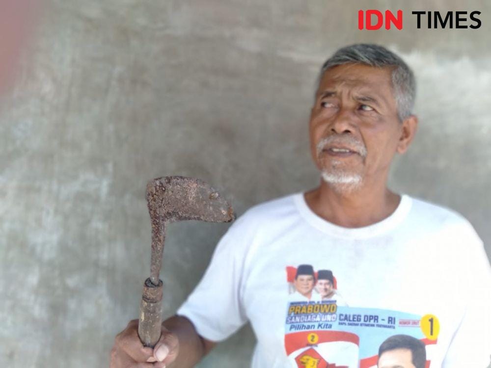 Ilustrasi salah seorang petani membawa sabit untuk ke sawah. IDN Times/Daruwaskita