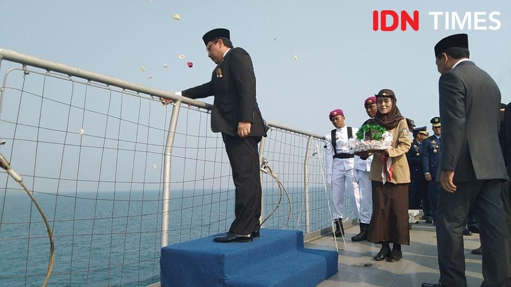 Ketua Badan Pemeriksa Keuangan (BPK) Republik Indonesia Agung Firman menaburkan bunga ke laut dalam memperingati Hari Pahlawan, di KRI Banda Aceh, Teluk Jakarta, Minggu 10 November 2019/ IDN Times Dini suciatiningrum