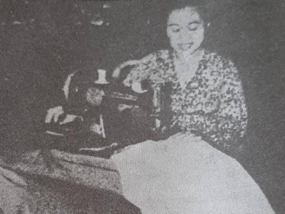 Fatmawati tengah mengandung menjahit bendera Merah Putih (Sumber: Bung Karno Penyambung Lidah Rakyat Indonesia)
