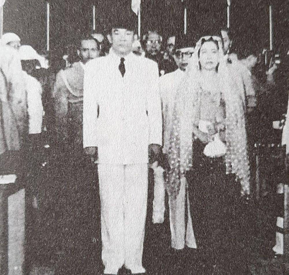 Fatmawati bersama Presiden Sukarno (Sumber: Bung Karno Penyambung Lidah Rakyat Indonesia)