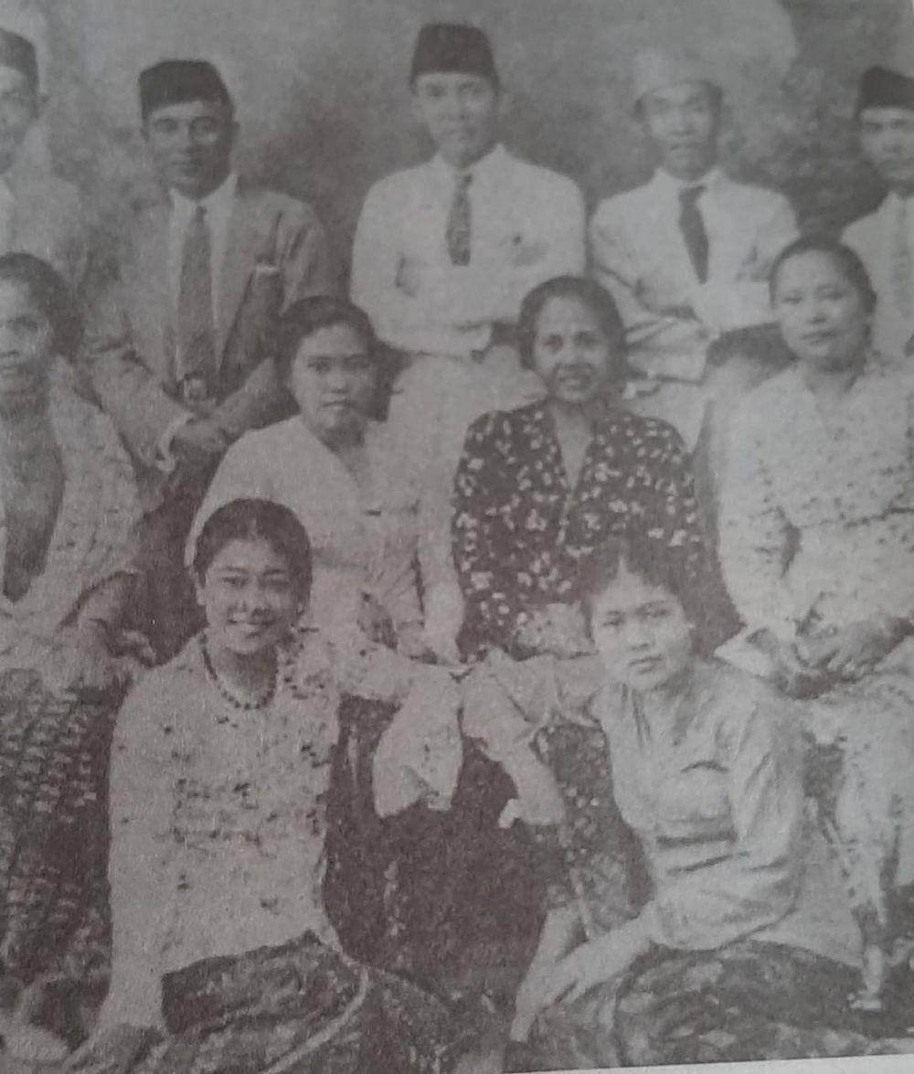 Fatmawati -di depan kiri- bersama Sukarno, Inggit dan sahabat di Bengkulu (Sumber: Bung Karno Penyambung Lidah Rakyat Indonesia)