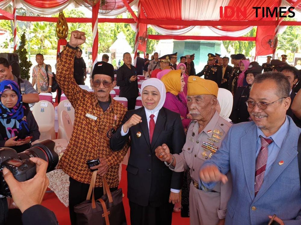 Gubernur Jatim Khofifah Indar Parawansa (tiga dari kanan) bersama para veteran selepas upacara Hari Pahlawan, Minggu (10/11). IDN Times/ Vanny El Rahman