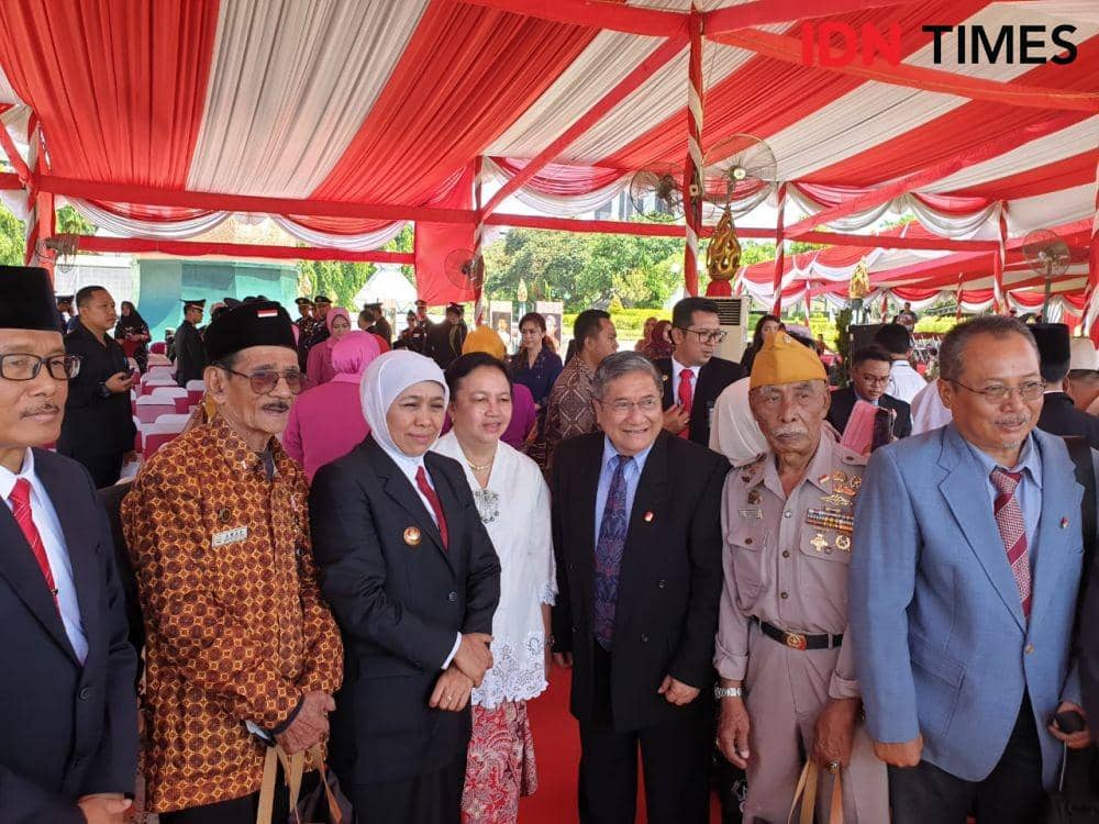 Gubernur Jatim Khofifah Indar Parawansa (tiga dari kiri) bersama para veteran usai upacara Hari Pahlawan, Minggu (10/11). IDN Times/Vanny El Rahman