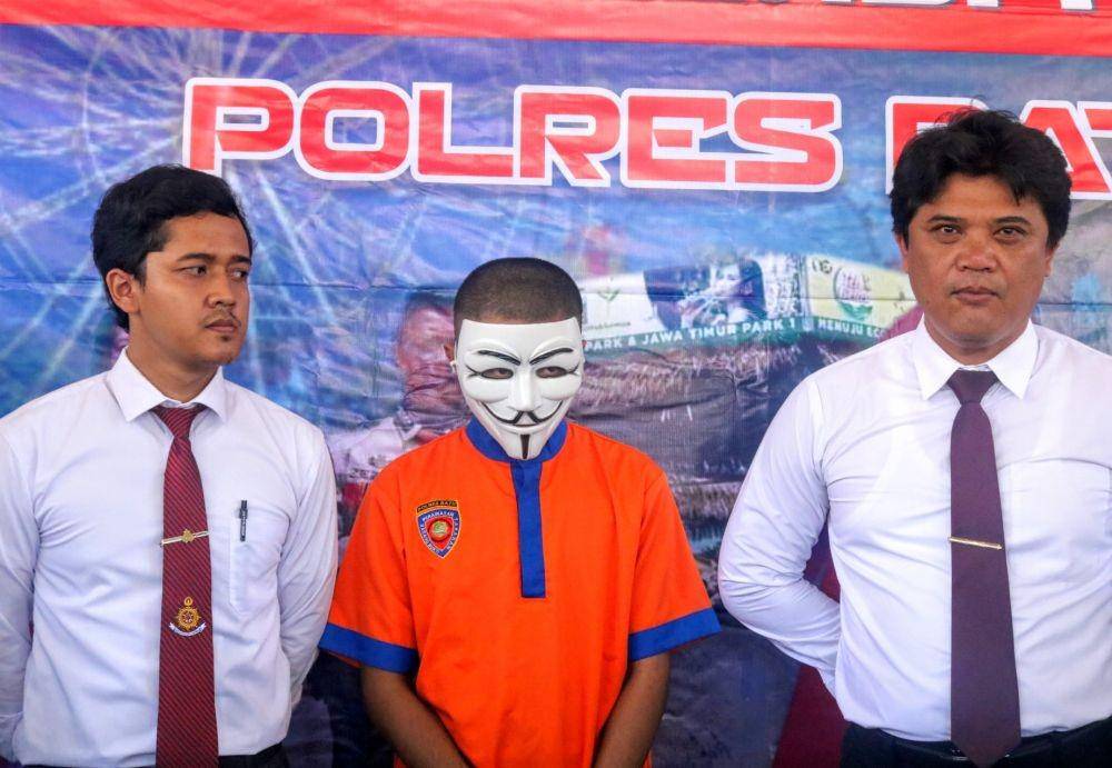 Tersangka pencabulan di bawah umur (tengah) yang ditangkap Polres Kota Batu. IDN Times/ Alfi Ramadana