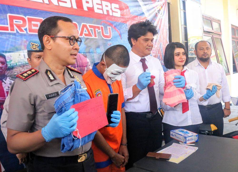 Kapolres Kota Batu AKBP Harviadhi Agung Pratama (kiri) menunjukkan barang bukti kasus pencabulan yang dilakukan Yr, Senin (11/11/2019). IDN Times/ Alfi Ramadana