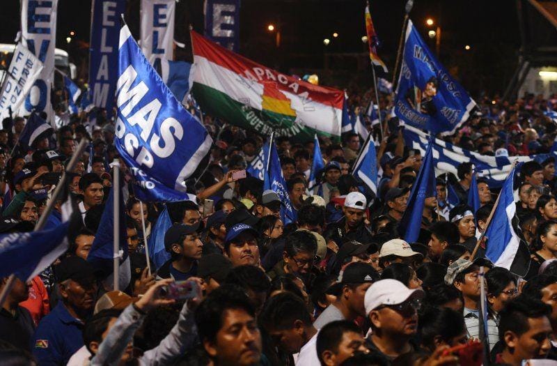 Pendukung menghadiri penutupan reli kampanye Presiden Bolivia yang mencalonkan diri kembali dari partai Pergerakan untuk Sosialisme (MAS), Evo Morales, di Santa Cruz, Bolivia, 15 Oktober 2019 ANTARA FOTO/REUTERS/Rodrigo Urzagasti