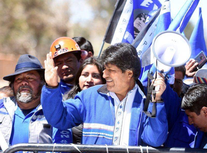 Evo Morales, Presiden Bolivia yang baru mengundurkan diri, terlihat sedang melambaikan tangan saat aksi kampanye sebelum pemilihan umum pada 20 Oktober di Challapata, Oruro, Bolivia, pada 6 Oktober 2019. ANTARA FOTO/Courtesy of Bolivian Presidency/Handout via REUTERS
