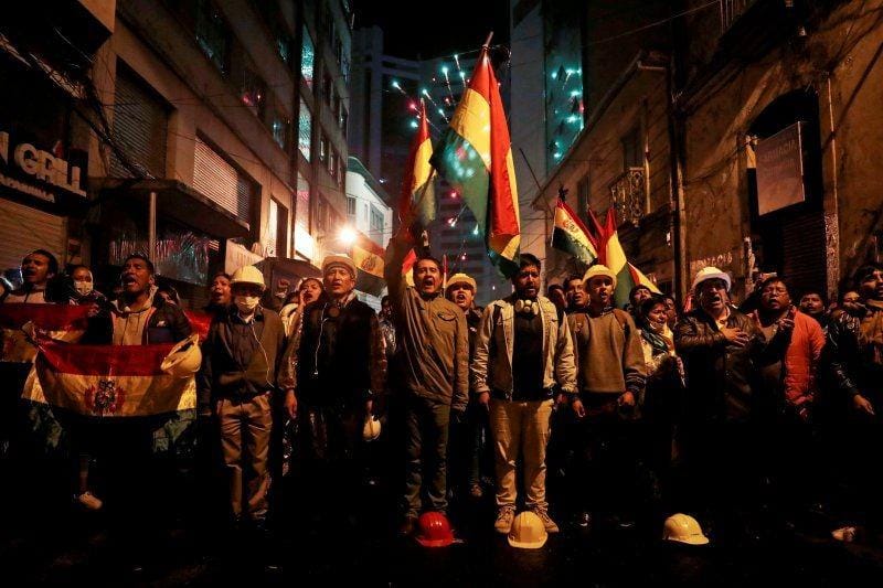 Warga berpartisipasi dalam sebuah protes terhadap Presiden Evo Morales di La Paz, Bolivia, pada 8 November 2019. ANTARA FOTO/REUTERS/Carlos Garcia Rawlins