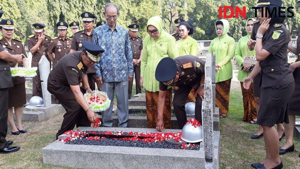 (Jaksa Agung RI Muhammad Prasetyo saat ziarah ke makam mantan Jaksa Agung M Andi Muhammad Ghalib, Soegiharto, Singgih, Ali Said, Sukarton Marmosujono, Baharuddin Lopa, dan Soeprapto, dalam rangka memperingati Hari Bhakti Adhyaksa ke-59) IDN Times/Fitang Budhi Aditya