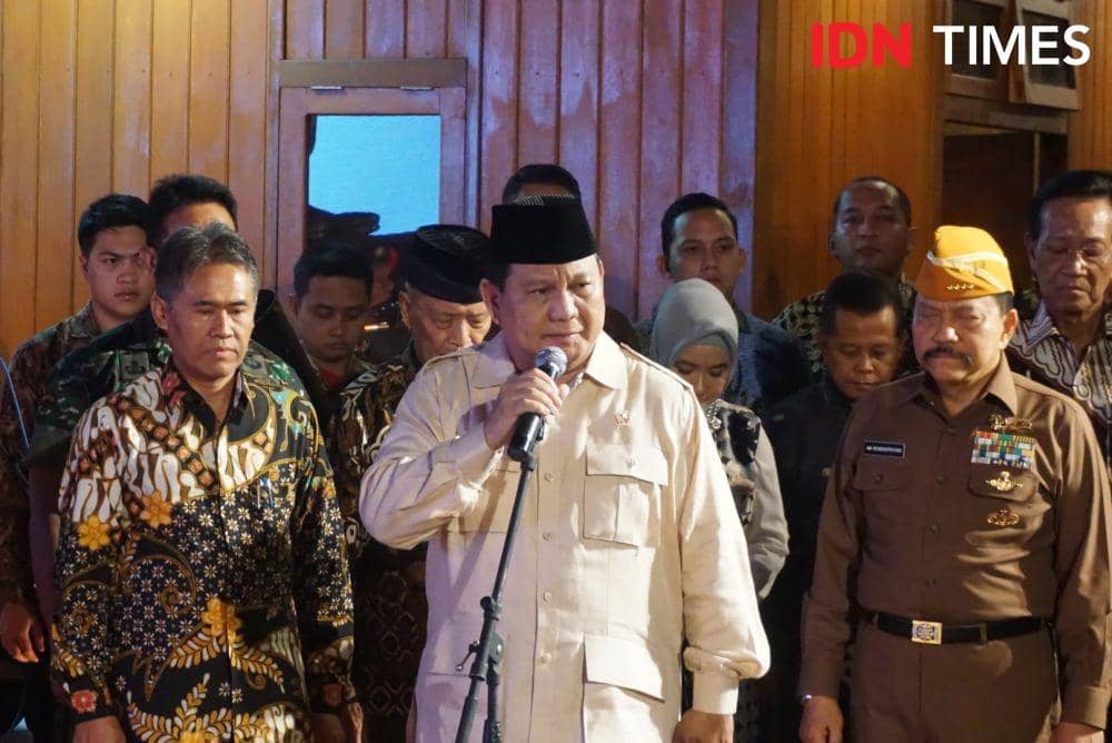 Menhan Prabowo Subianto saat meresmikan patung Panglima Besar Jenderal Sudirman di Gamping, Sleman, DIY, Minggu (10/11). (IDN Times/Tunggul Kumoro)