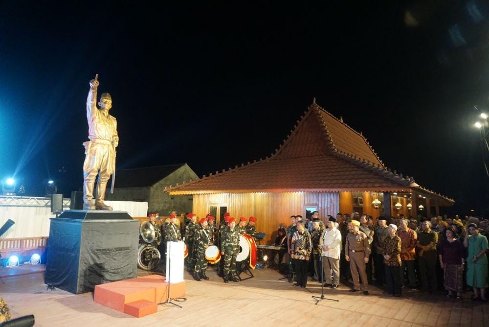 Menhan Prabowo Subianto saat meresmikan patung Panglima Besar Jenderal Sudirman di Gamping, Sleman, DIY, Minggu (10/11). (IDN Times/Tunggul Kumoro)