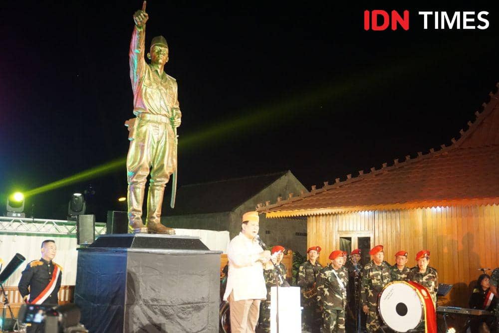 Menhan Prabowo Subianto meresmikan patung Panglima Besar Jenderal Sudirman di Gamping, Sleman, DIY, Minggu (10/11)