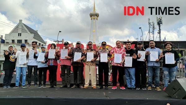 Para deklataror menunjukan pakta integritas Stop Hoax Indonesia - IDN Times/Rijalu Ahimsa