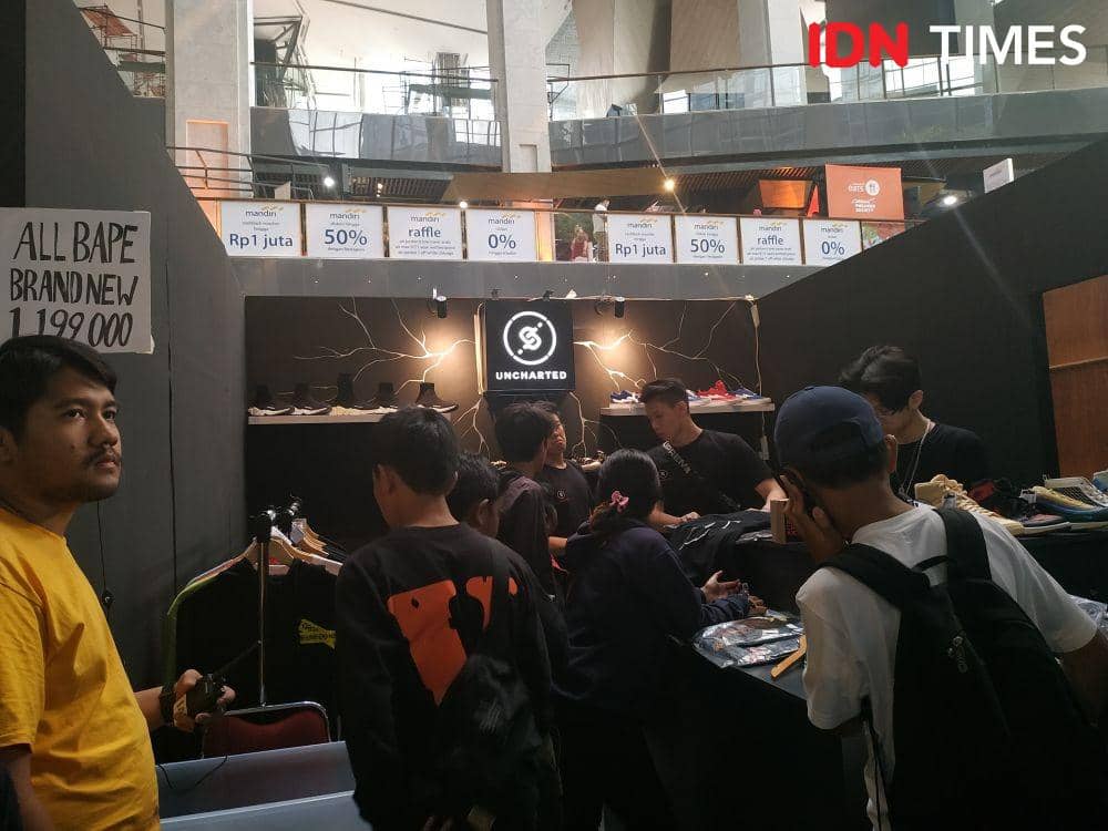Keramaian di Urban Sneaker Society di SCBD, Jakarta, (10/11). IDN Times/Erfah Nanda